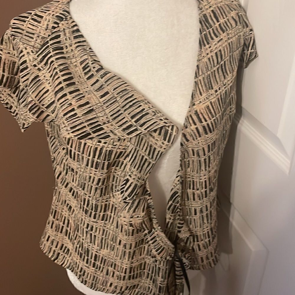 BCBG Maxazria Black&Tan Wrap Blouse Size 6 EUC